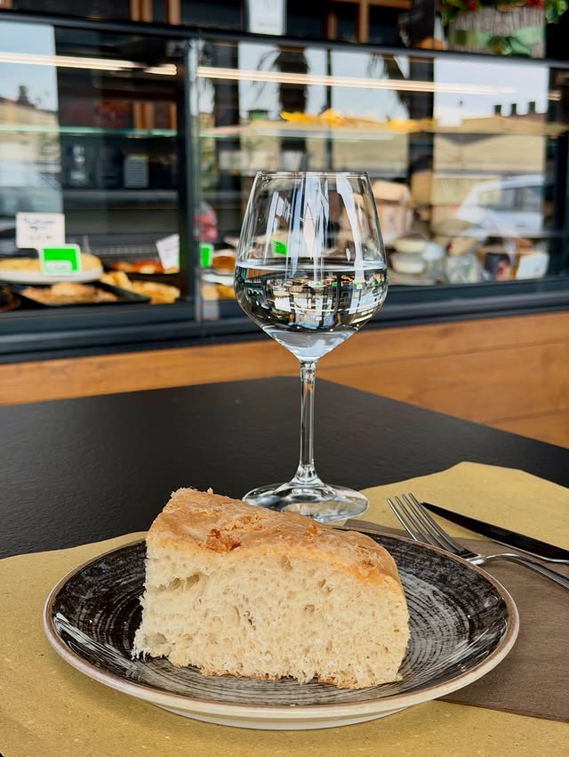 Scarpazzone e vino